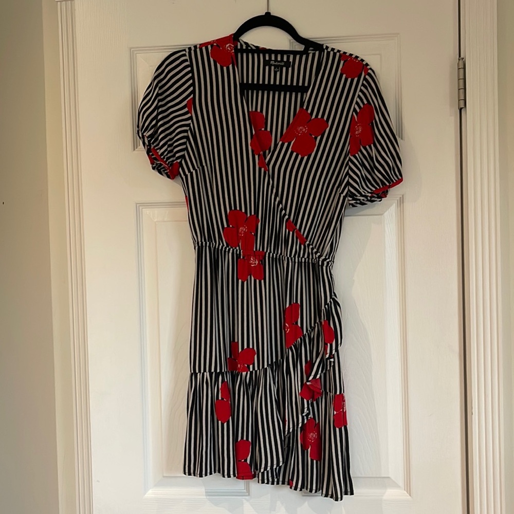 Madewell dress size 0 black and white with red flowers